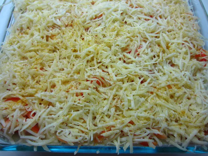 Картофельная запеканка с грибами, фаршем, помидорами и сыром: шаг 7