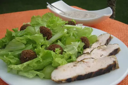 Салат "осенний поцелуй" - с курицей гриль,крокетами из баклажан и виноградом под ореховым соусом.: шаг 8