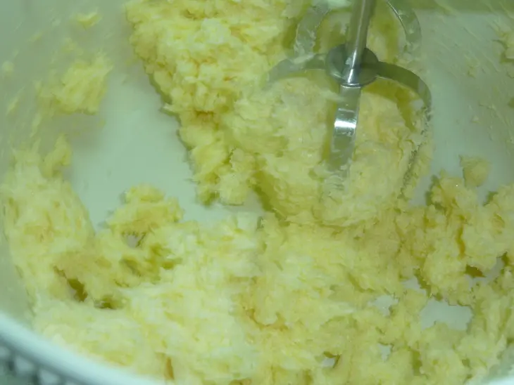 Двухцветные ароматные кексы с грушей и какао-бобами: шаг 1