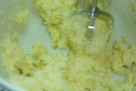 Двухцветные ароматные кексы с грушей и какао-бобами: шаг 1