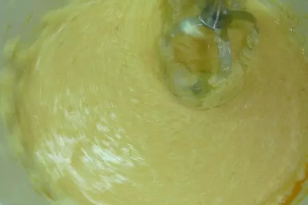 Двухцветные ароматные кексы с грушей и какао-бобами: шаг 2