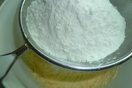 Двухцветные ароматные кексы с грушей и какао-бобами: шаг 4