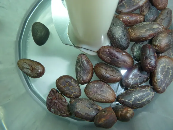Двухцветные ароматные кексы с грушей и какао-бобами: шаг 5