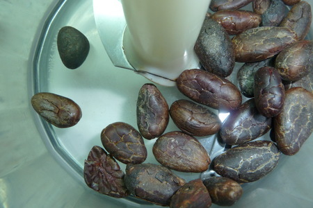 Двухцветные ароматные кексы с грушей и какао-бобами: шаг 5