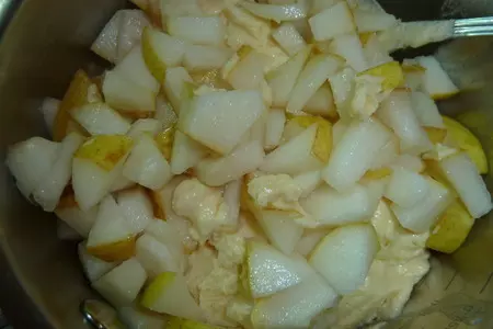Двухцветные ароматные кексы с грушей и какао-бобами: шаг 6
