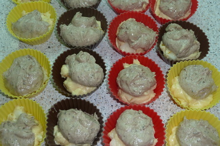 Двухцветные ароматные кексы с грушей и какао-бобами: шаг 7