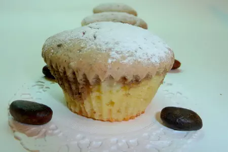 Двухцветные ароматные кексы с грушей и какао-бобами: шаг 9