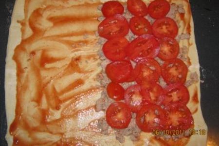 Пицца "кальцоне" с фаршем, со слоенного теста (мой вариан пиццы): шаг 8