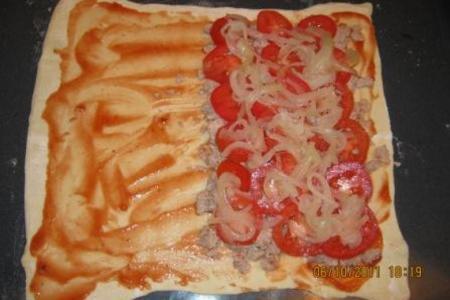 Пицца "кальцоне" с фаршем, со слоенного теста (мой вариан пиццы): шаг 9