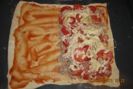 Пицца "кальцоне" с фаршем, со слоенного теста (мой вариан пиццы): шаг 10