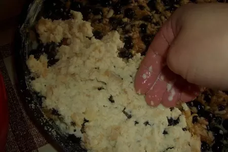 Шарлотка с черноплодной рябиной: шаг 7