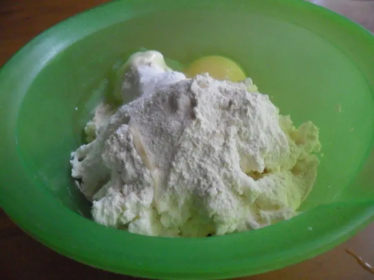 Творожники с сырой морковью и яблоками: шаг 3