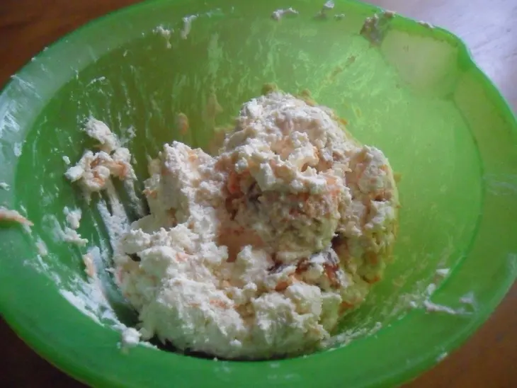 Творожники с сырой морковью и яблоками: шаг 4