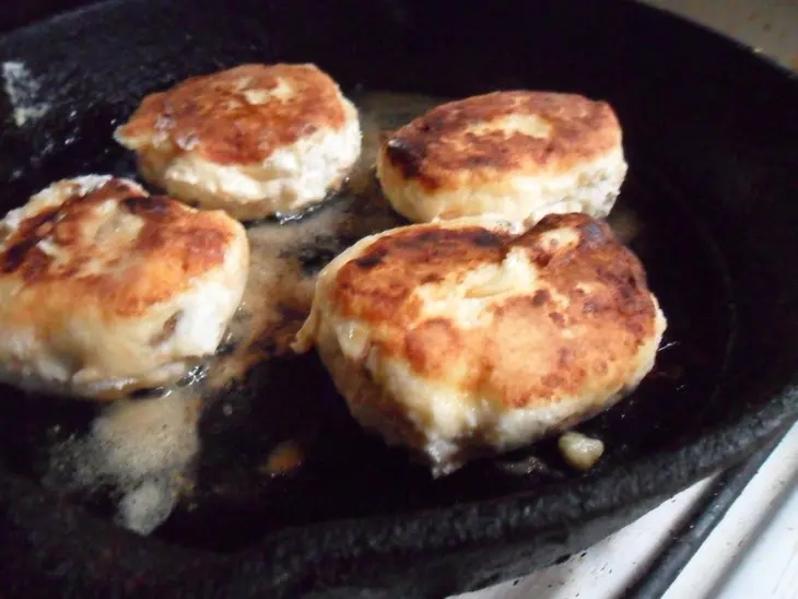 Творожники с сырой морковью и яблоками: шаг 7