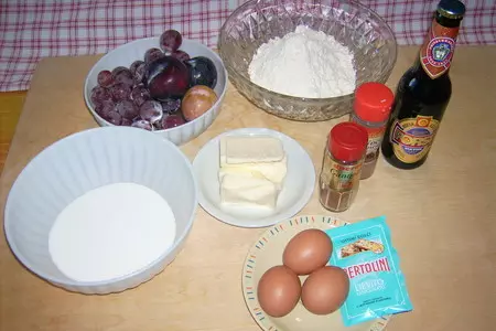 Пирог на пиве с виноградом и сливами: шаг 1