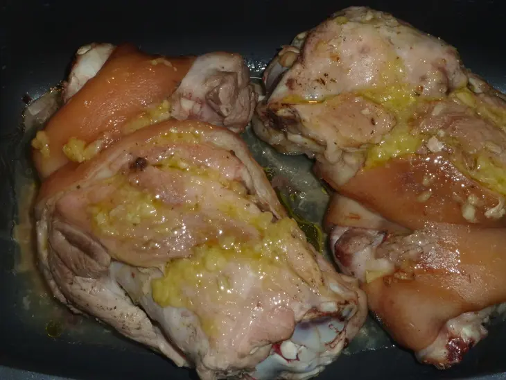 Запеченная рулька с капустой и брамбораками (   vepřové koleno se zelím na českých a bramborakami ): шаг 6
