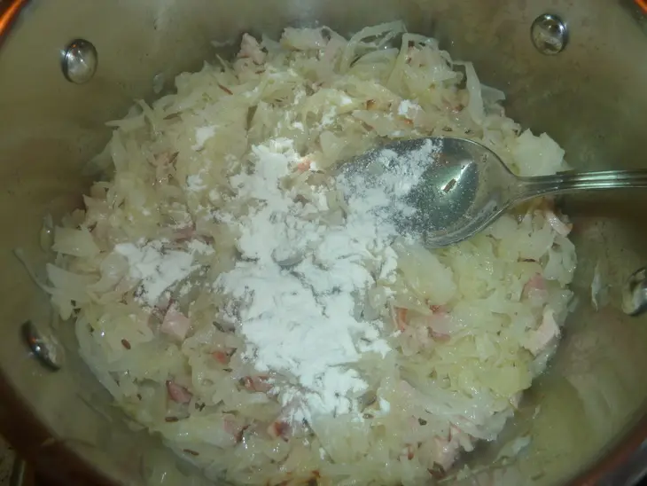Запеченная рулька с капустой и брамбораками (   vepřové koleno se zelím na českých a bramborakami ): шаг 12