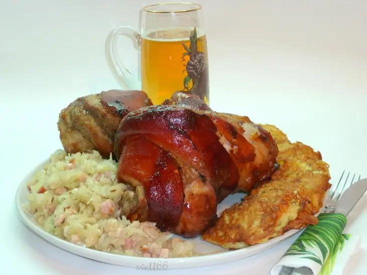 Запеченная рулька с капустой и брамбораками (   vepřové koleno se zelím na českých a bramborakami ): шаг 17