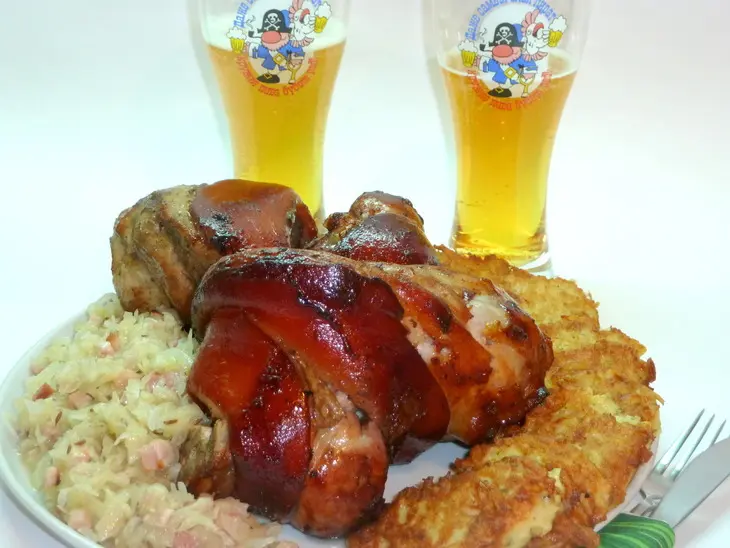 Запеченная рулька с капустой и брамбораками (   vepřové koleno se zelím na českých a bramborakami ): шаг 18