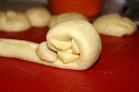Необычный пирог с тройной начинкой и яблоками: шаг 16