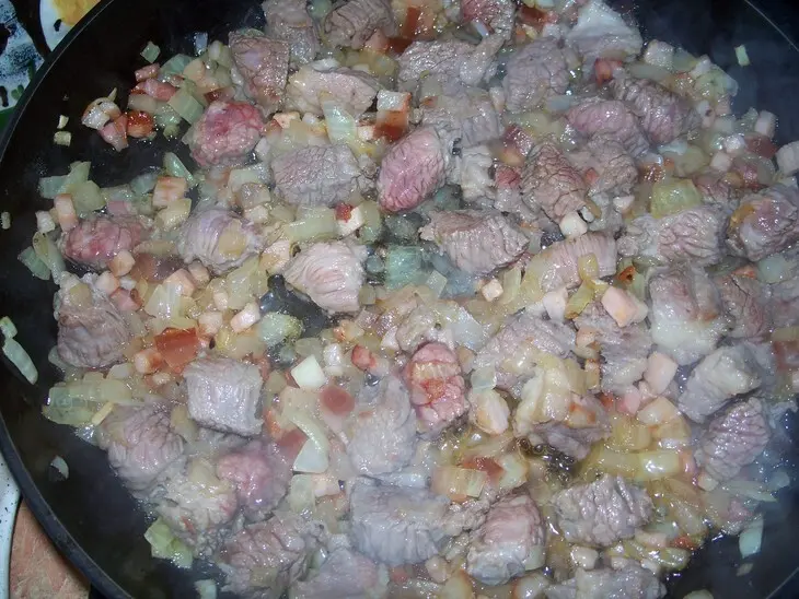 Английский пирог с говядиной, почками и грибами ("english steak &amp; kidney pie").: шаг 7