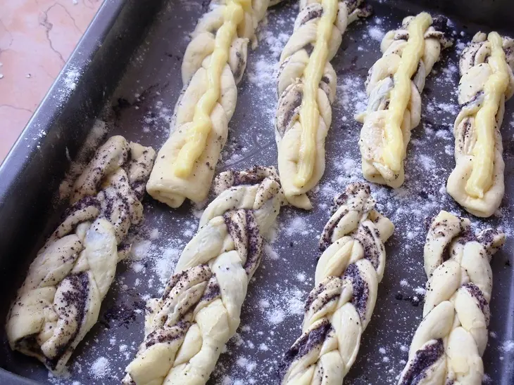 Плетенные булочки с маком и заварным кремом: шаг 7