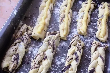 Плетенные булочки с маком и заварным кремом: шаг 7