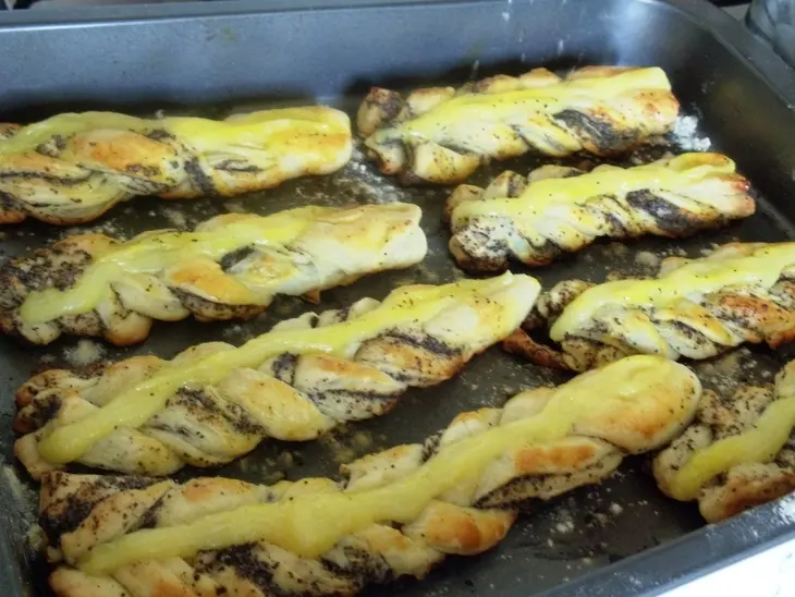Плетенные булочки с маком и заварным кремом: шаг 8
