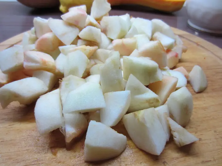 Крамбл с тыквой, яблоком и изюмом: шаг 3