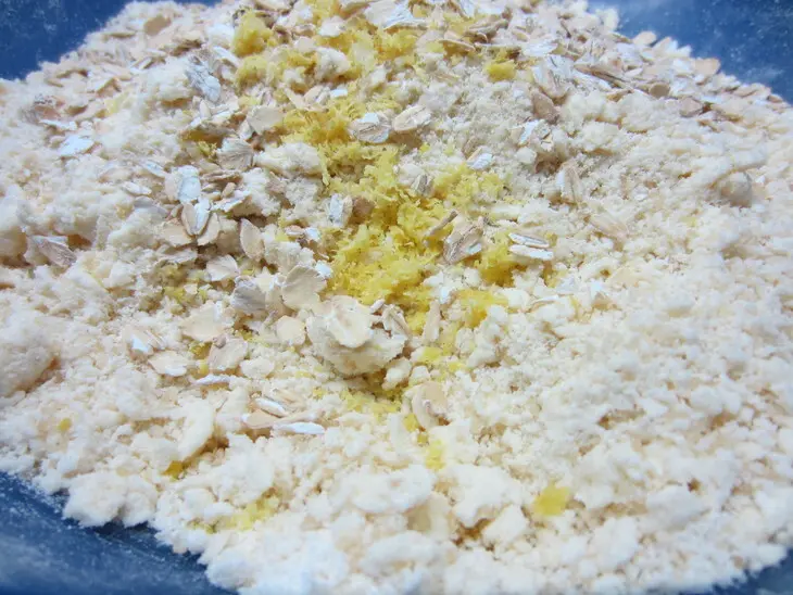 Крамбл с тыквой, яблоком и изюмом: шаг 4
