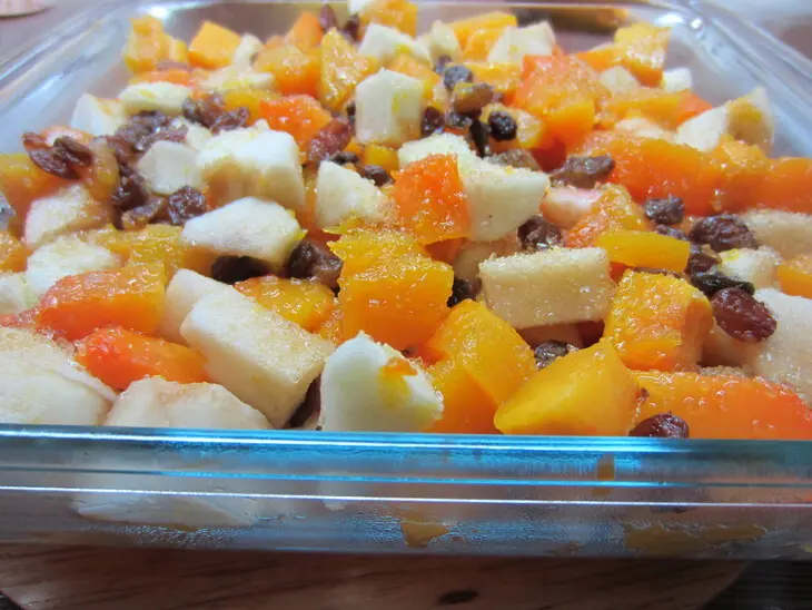 Крамбл с тыквой, яблоком и изюмом: шаг 5