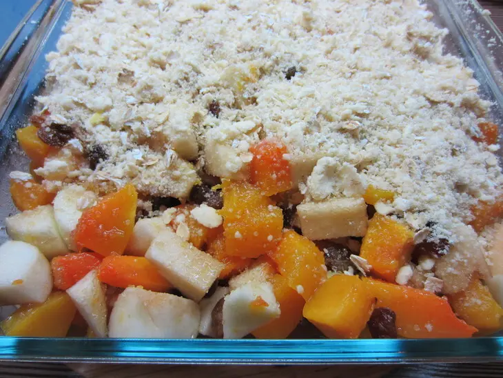 Крамбл с тыквой, яблоком и изюмом: шаг 6