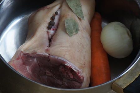 Свинная ножка с тушеной квашенной капустой, чесночным багетом и картофельным пюре: шаг 1