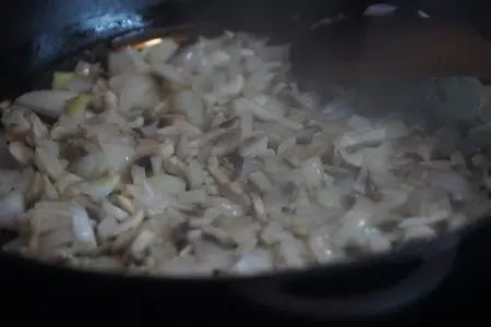 Свинная ножка с тушеной квашенной капустой, чесночным багетом и картофельным пюре: шаг 4