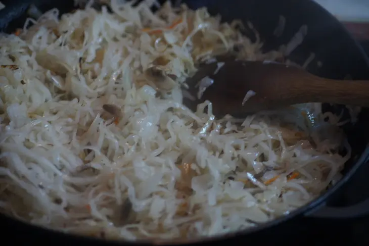 Свинная ножка с тушеной квашенной капустой, чесночным багетом и картофельным пюре: шаг 6