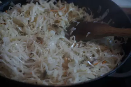 Свинная ножка с тушеной квашенной капустой, чесночным багетом и картофельным пюре: шаг 6