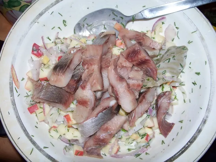 Закуска из сельди и яблока в йогуртовом маринаде: шаг 5