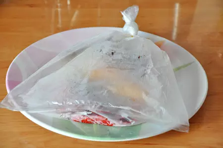 Салат с запеченным перцем и маслинами.: шаг 3