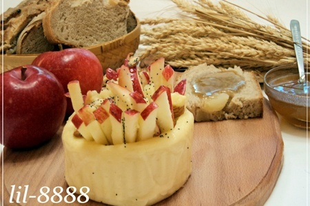 Мягкий сыр, фаршированный яблоками, медом и орехами, с яблочным хлебом.: шаг 7