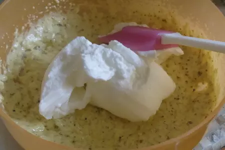 Орехово-лимонный пирог с медовой пропиткой: шаг 3