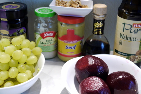 Свекольный салат с виноградом и черносмородиновой заправкой: шаг 1