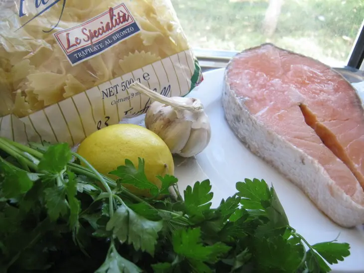 Паста с салмоном под соусом гремолата ( pappardelle with salmon and gremolata).: шаг 1