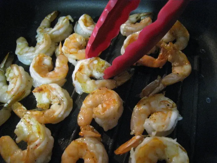 Креветки гриль и сацики с каперсами: шаг 8