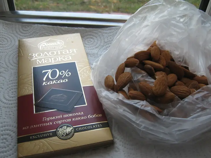 Конфеты  "одна дома" - миндаль в карамели и шоколаде(caramel almonds).: шаг 1
