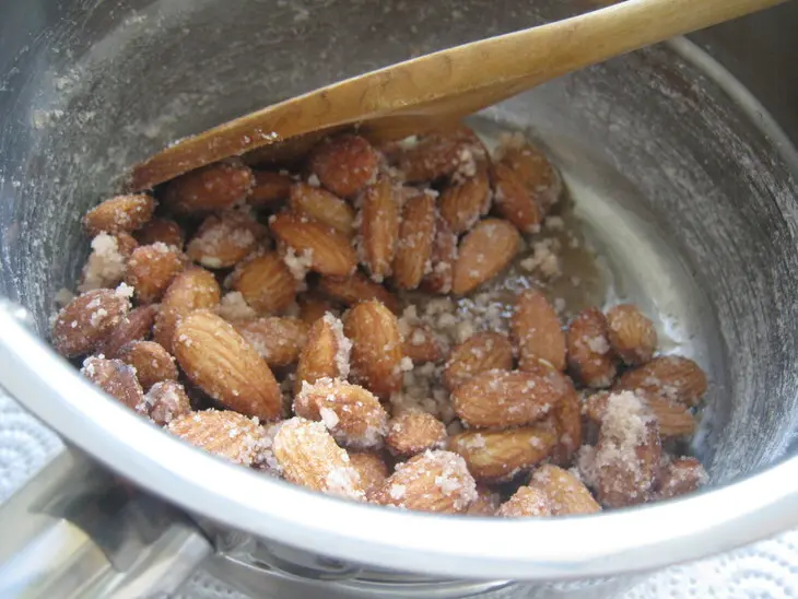Конфеты  "одна дома" - миндаль в карамели и шоколаде(caramel almonds).: шаг 3