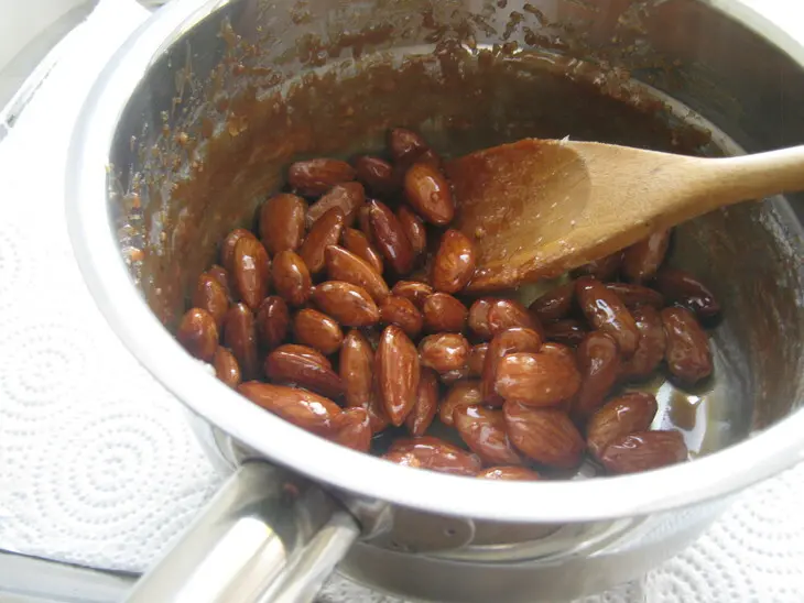 Конфеты  "одна дома" - миндаль в карамели и шоколаде(caramel almonds).: шаг 4