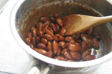 Конфеты  "одна дома" - миндаль в карамели и шоколаде(caramel almonds).: шаг 4