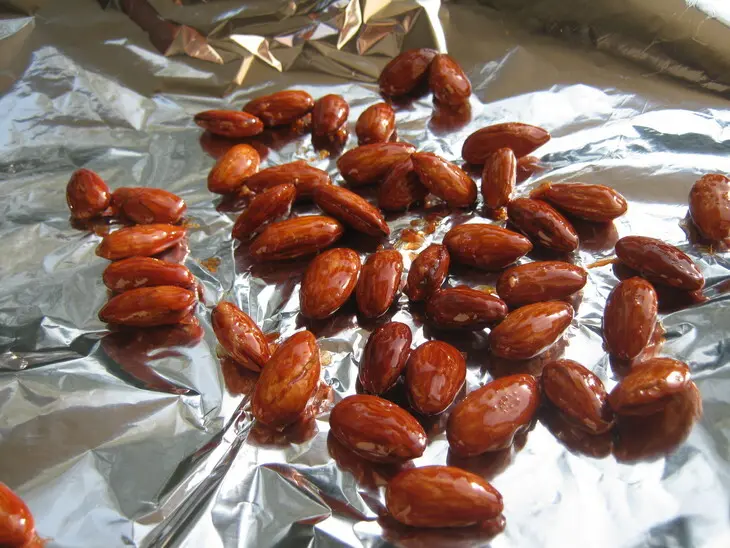 Конфеты  "одна дома" - миндаль в карамели и шоколаде(caramel almonds).: шаг 5