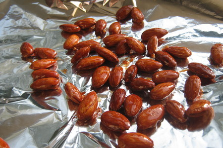 Конфеты  "одна дома" - миндаль в карамели и шоколаде(caramel almonds).: шаг 5