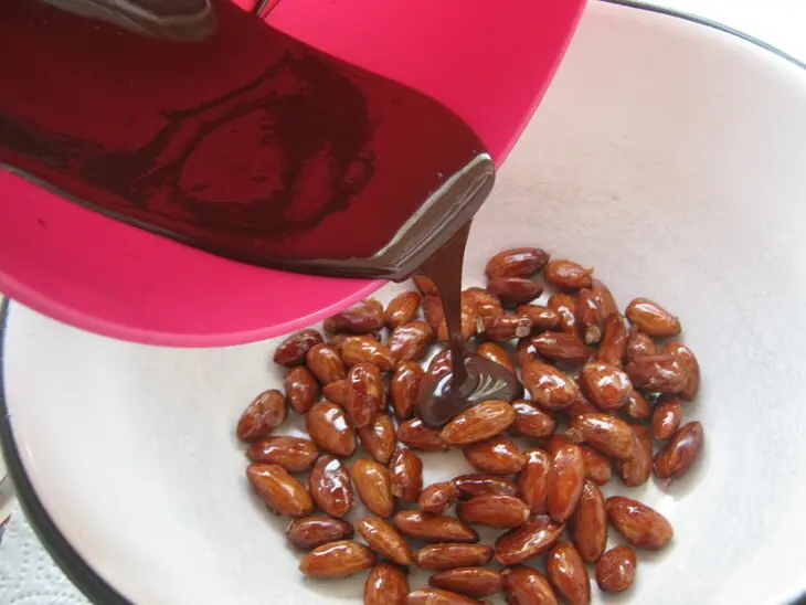 Конфеты  "одна дома" - миндаль в карамели и шоколаде(caramel almonds).: шаг 7